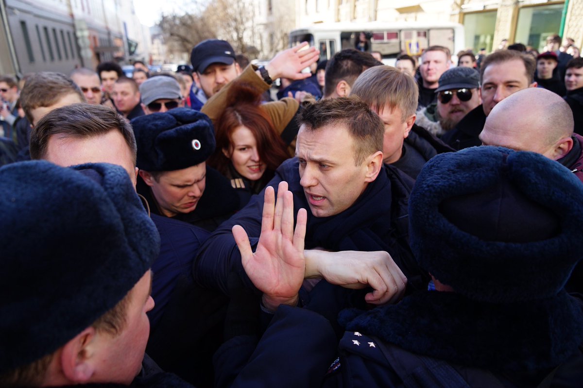 Картинки по запросу навальный на митинге против коррупции фото