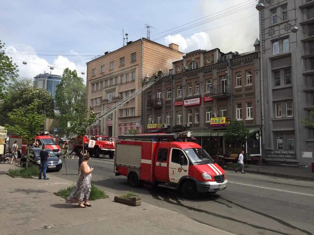 Пожар в Киеве: полыхает дом на улице Петлюры