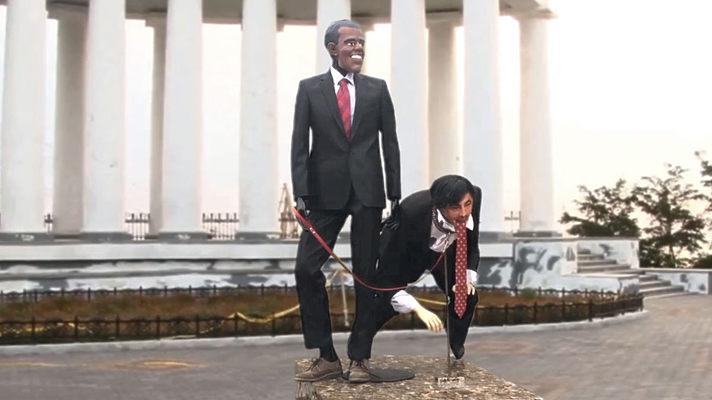 В центре Одессы установили издевательский монумент Саакашвили и Обаме