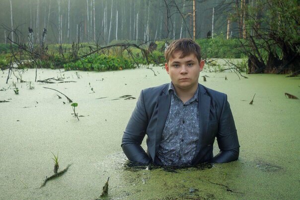 Школьник из Челябинска стал звездой после фотосессии в болоте