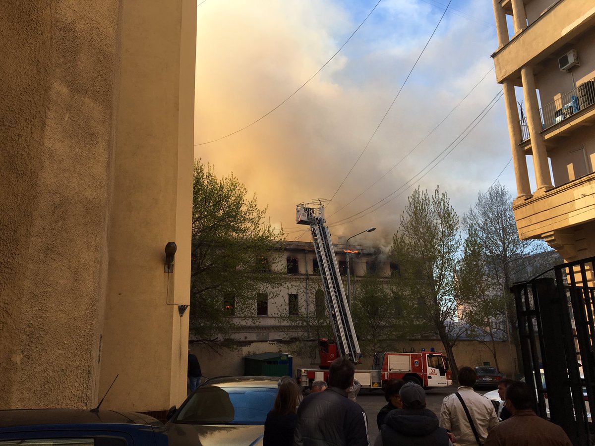 Пожар распространился на все этажи жилого дома на юго-западе столицы
