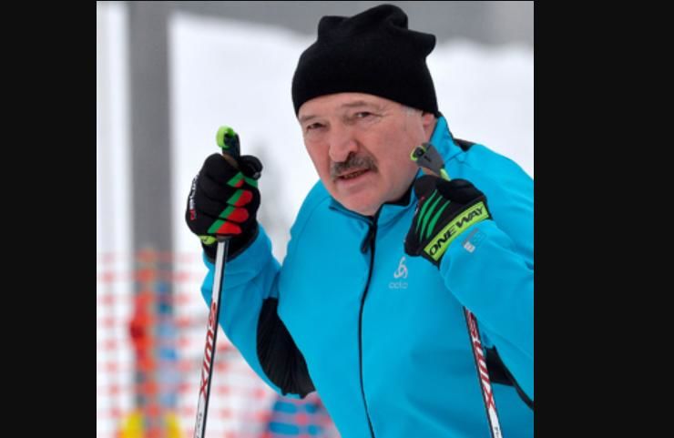 Лукашенко выиграл лыжную гонку в Минске: его соперник перед финишем "случайно" упал 3 раза
