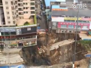 Апокалипсис в Китае продолжается, станция метро обрушилась в воронку