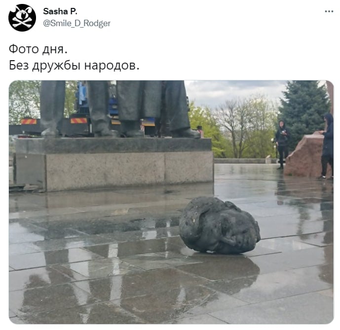 Знак? При демонтаже памятника дружбы Украины и РФ у российского рабочего отвалилась голова – видео очевидцев