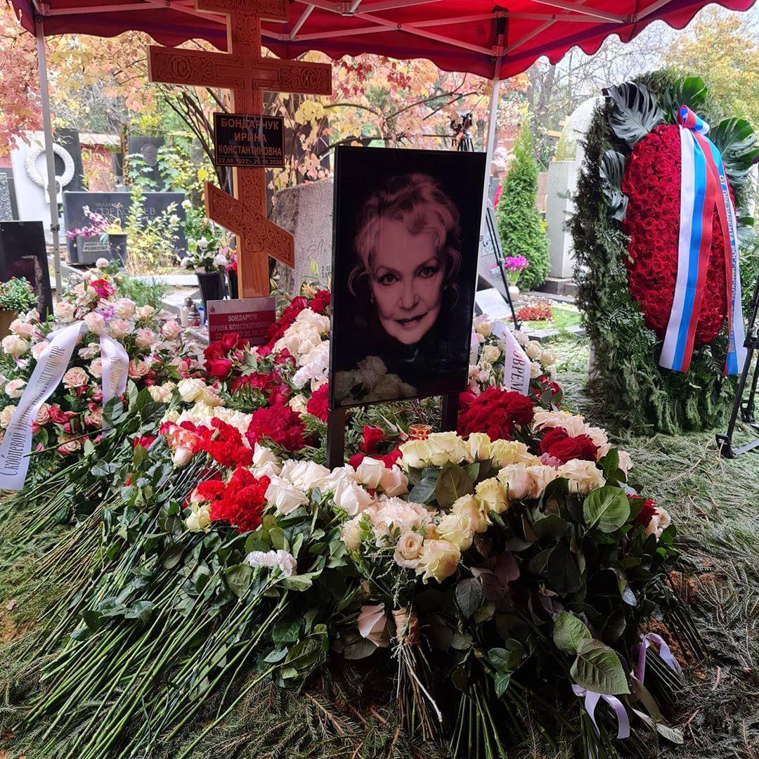 Умерла мать известного. Могила Ирины Скобцевой на Новодевичьем кладбище. Могила Сергея Бондарчука и Ирины Скобцевой.
