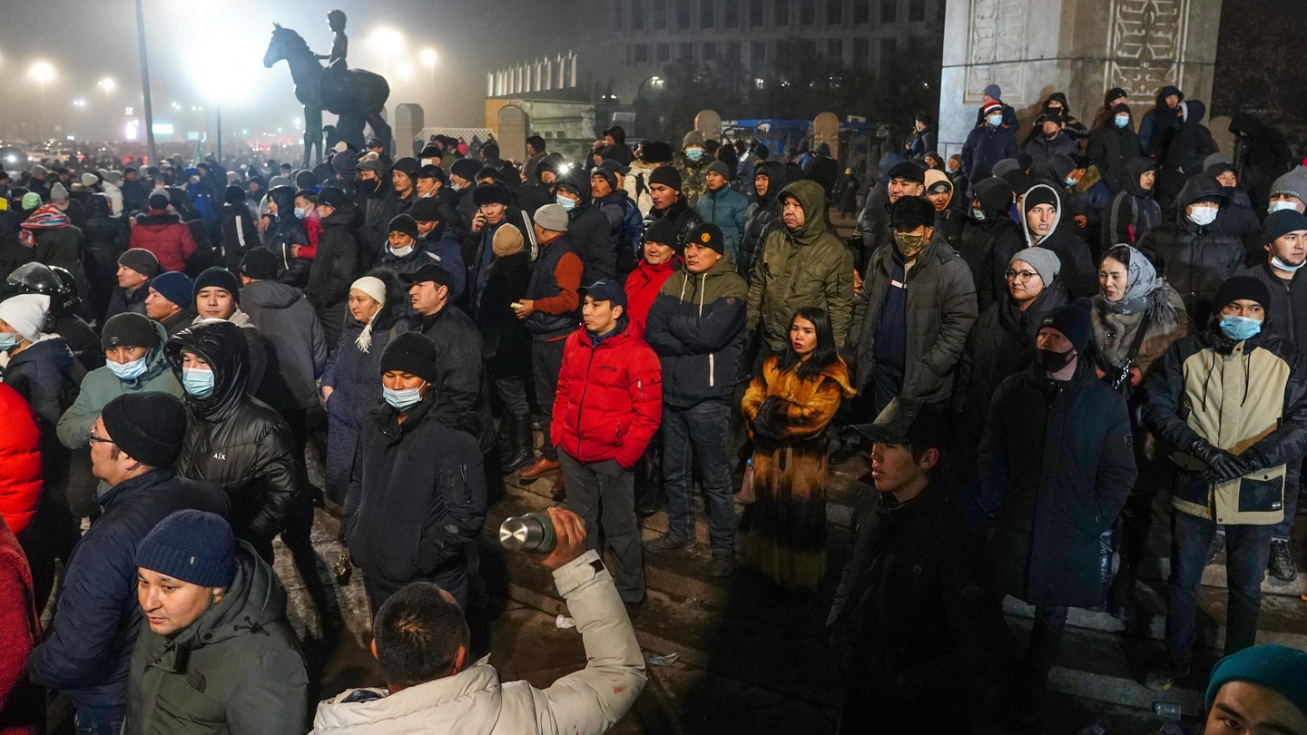 "Без опознавательных знаков", - СМИ раскрыли, кто именно стрелял по митингующим в Казахстане. Кадры 1