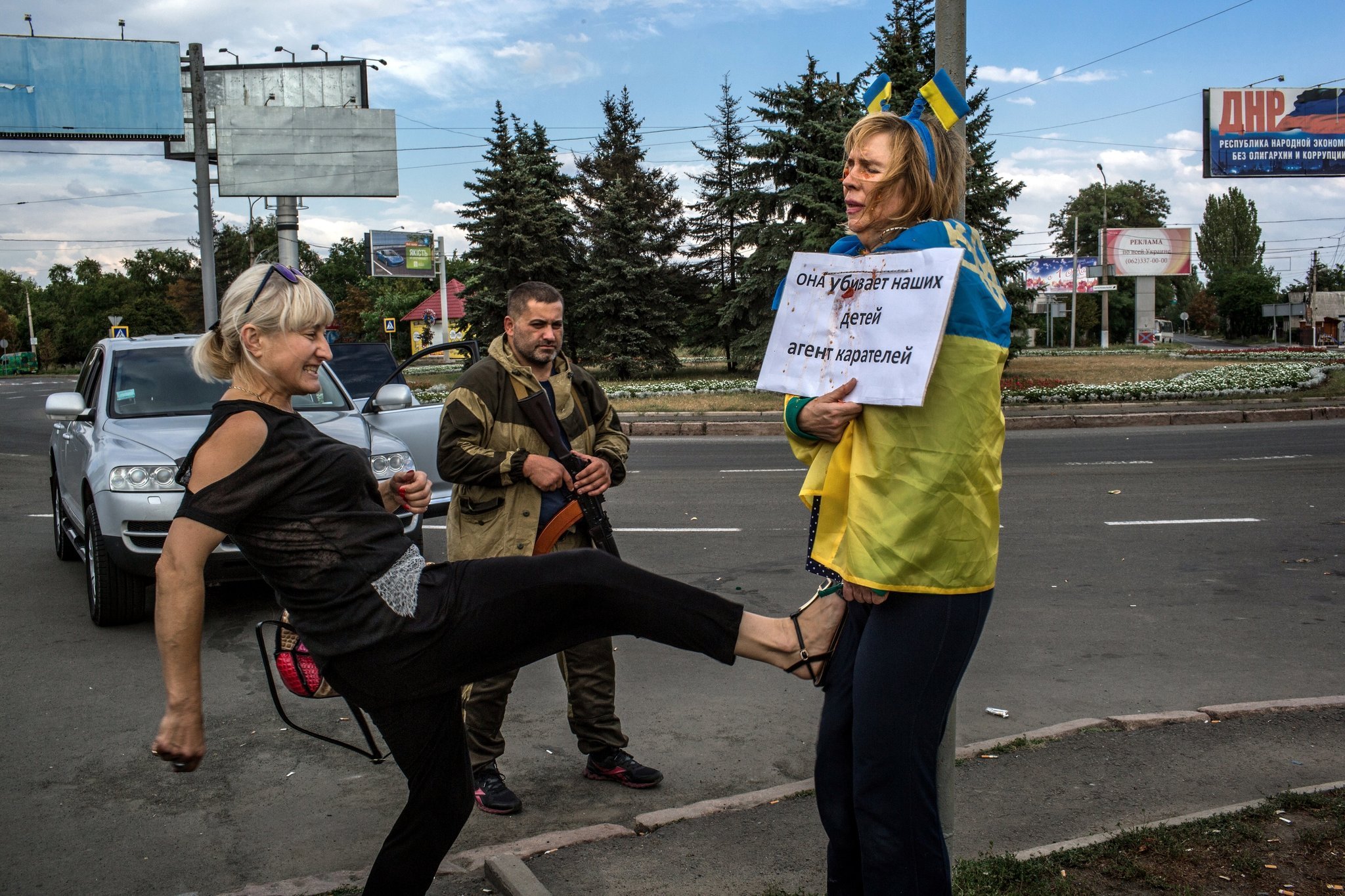 Русский делает украинцу. Женщина привязанная к столбу в Донецке.