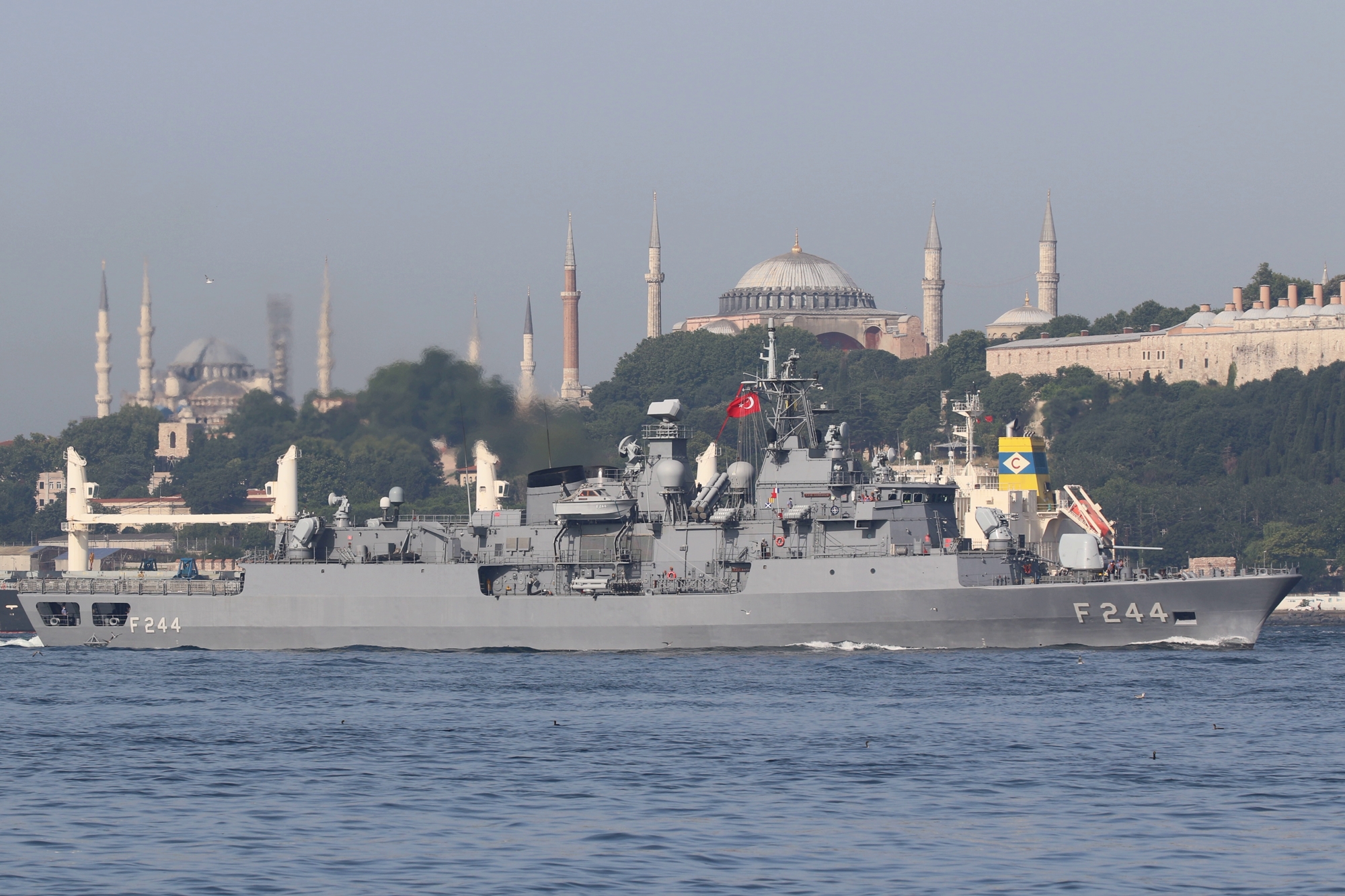 Группа быстрого реагирования НАТО идет в Черное море: два фрегата пересекли Босфор 2 Группа быстрого реагирования НАТО идет в Черное море: два фрегата пересекли Босфор 2