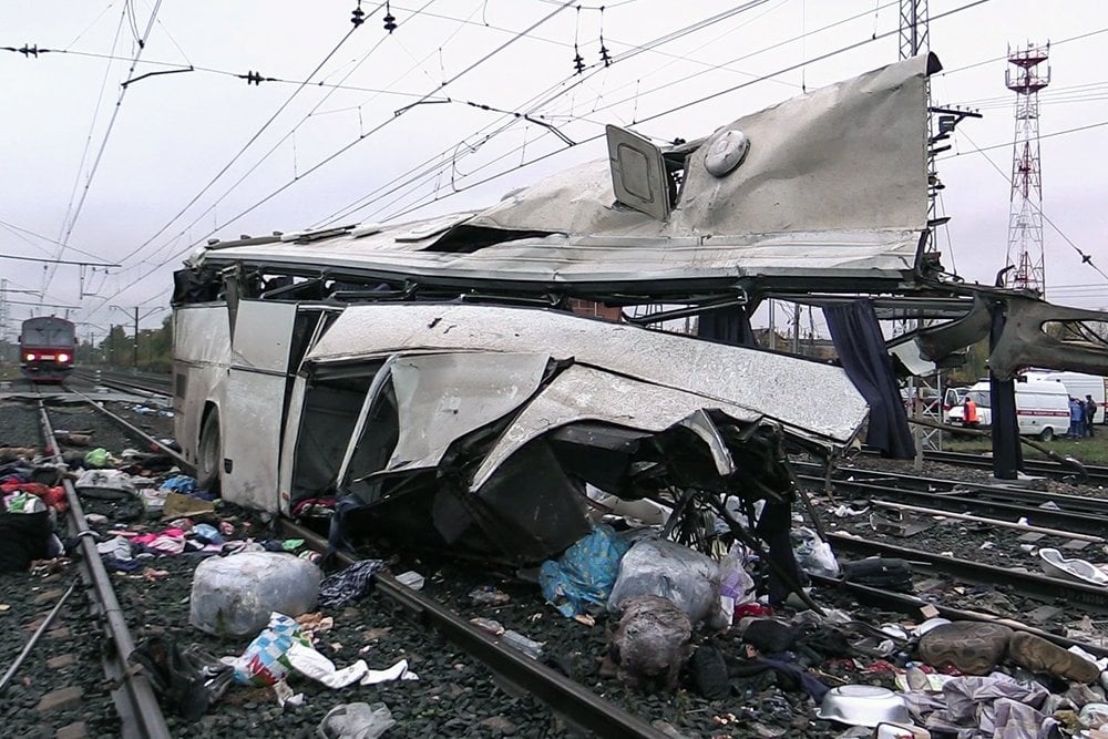 Во Владимировской области поезд раздавил переполненный автобус: множество погибших