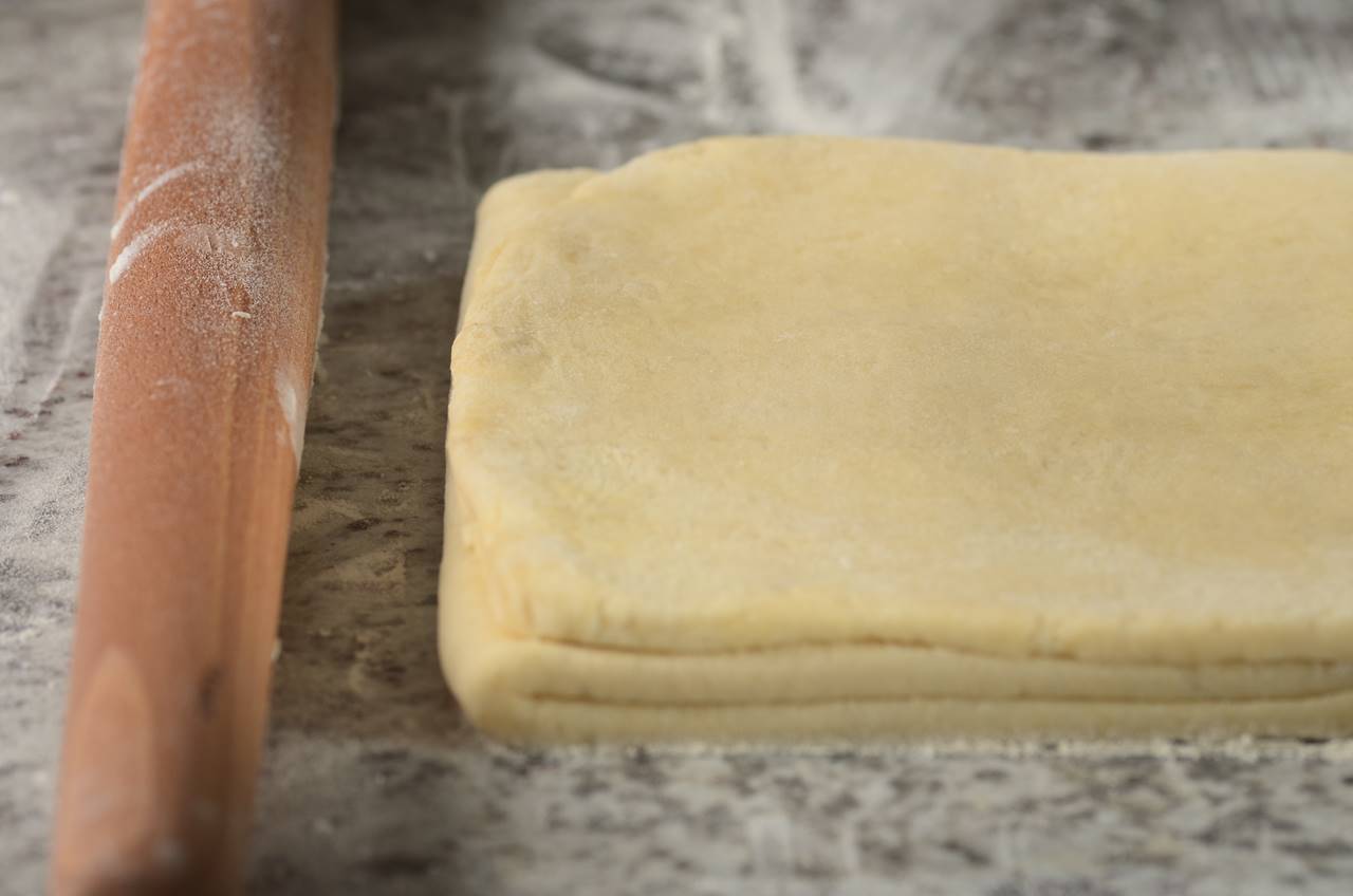 Как быстрее разморозить слоеное тесто дрожжевое. Слоеное тесто для пирога (flaky pie Dough). Слоёное тесто с кокосовой струйкой. Как раскатать тесто на пергаментной бумаге. Shortbread Dough.
