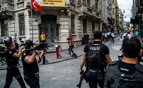 Разгон гей-парада в Турции: задержанный депутат бундестага Германии удивился, почему в Стамбуле нельзя свободно выражать свои пристрастия