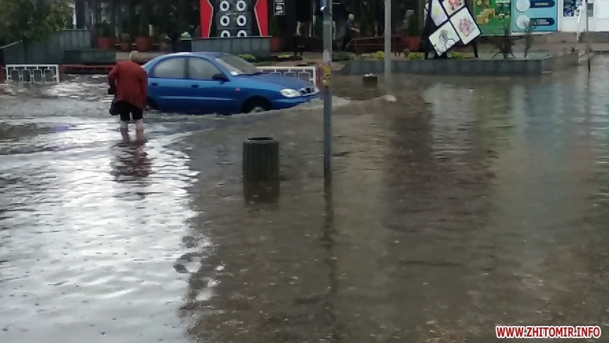 Затопило за 30 минут: Бердичев приходит в себя после масштабного ливня, вода людям доходила до колен - кадры