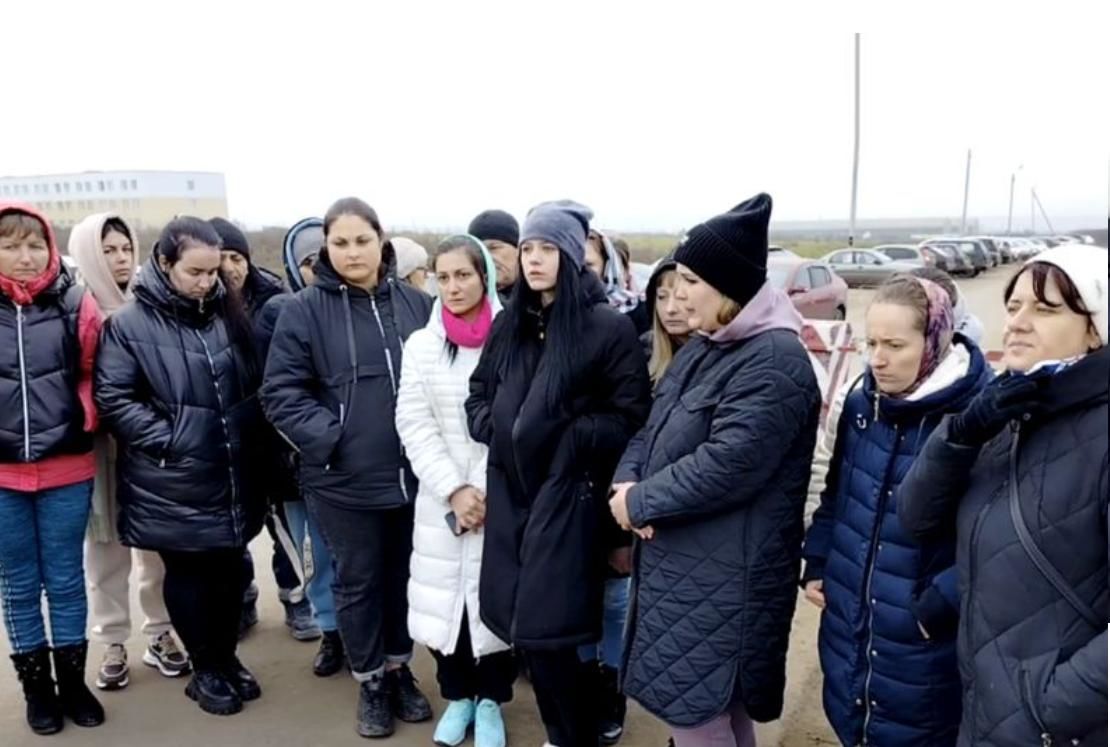 "Какое позорище, но они довольны", – в Сети показали, что дарят женам погибших в Украине россиян 