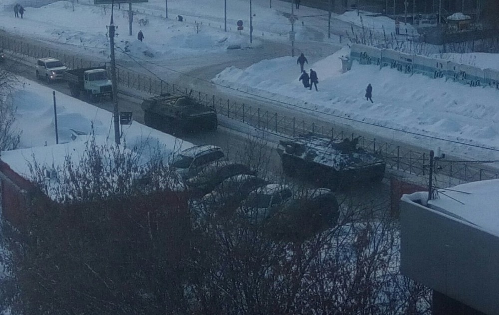 Российские власти стягивают в Новосибирск бронетехнику в страхе перед протестующими: местная администрация боится "тарифного Майдана" - опубликованы фото