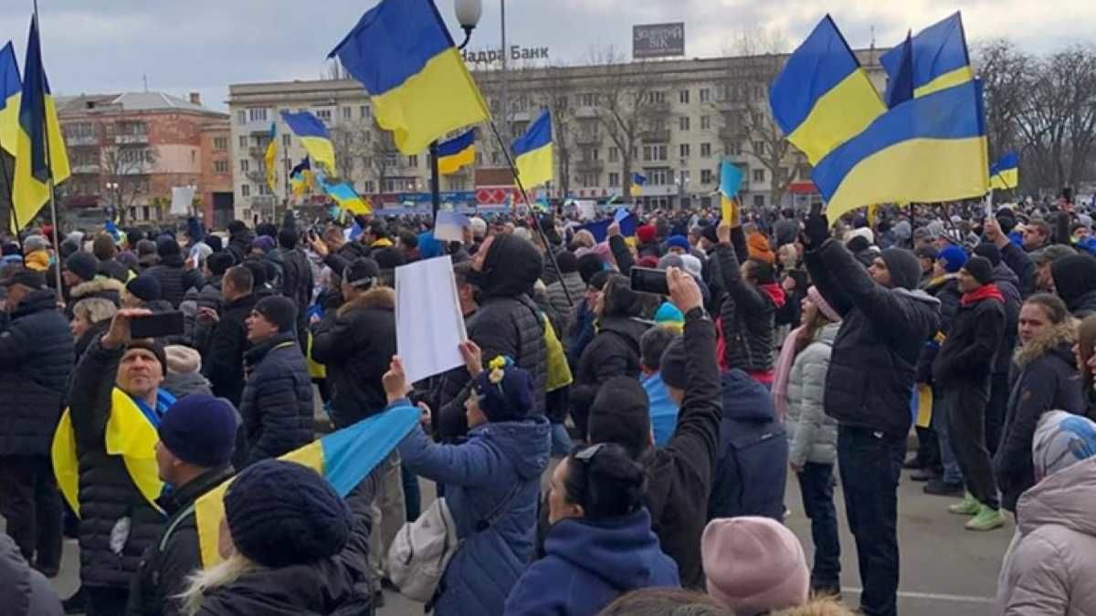 В Новой Каховке оккупанты во время митинга открыли огонь из пулемета – видео