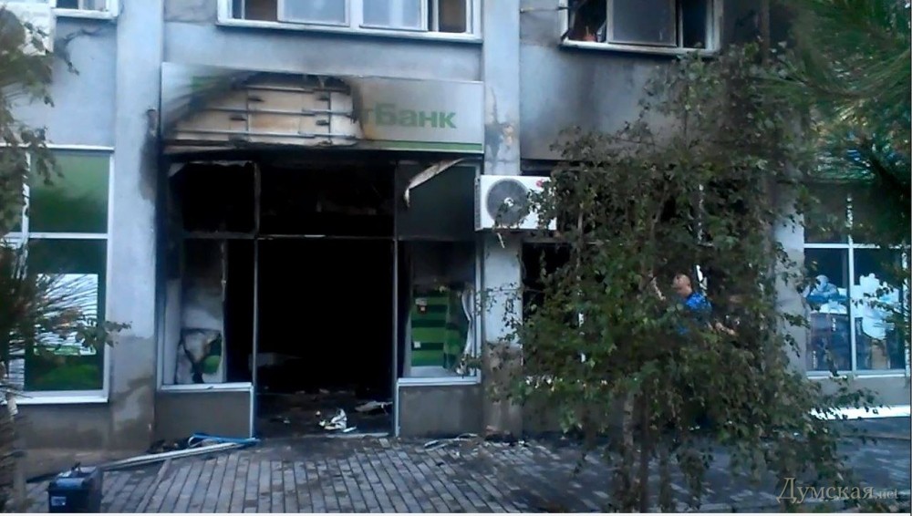 В Одессе взорвали два отделения "ПриватБанка"