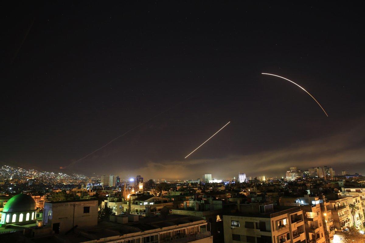 ​В соцсетях обнародовали видео ракетной атаки США и их союзников по Сирии - кадры