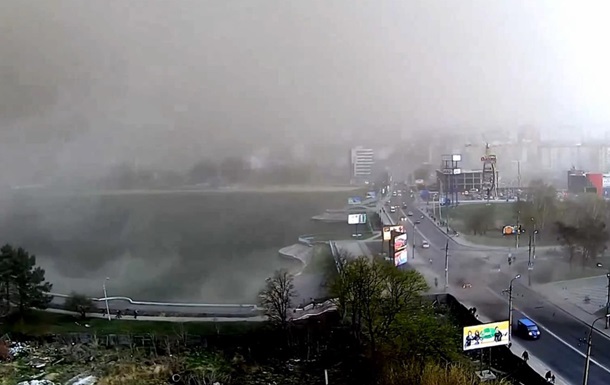 На город Хмельницкий налетела песчаная буря
