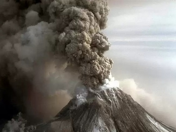 На Камчатке вулкан выбросил столб пепла высотой 9 км