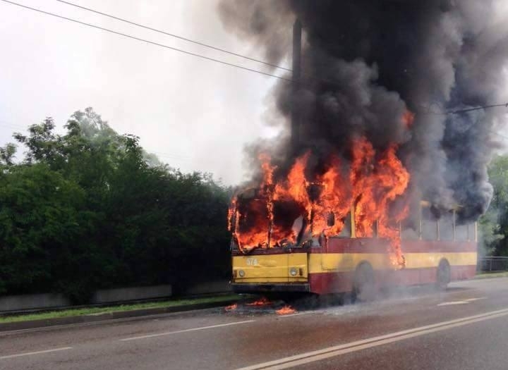 Очевидцы: по Львову проехал троллейбус, охваченный пламенем