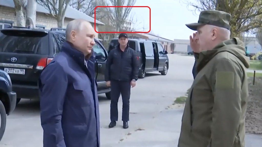 Путин боится: что заметили на видео визита президента РФ на базу Ахметова в Украине