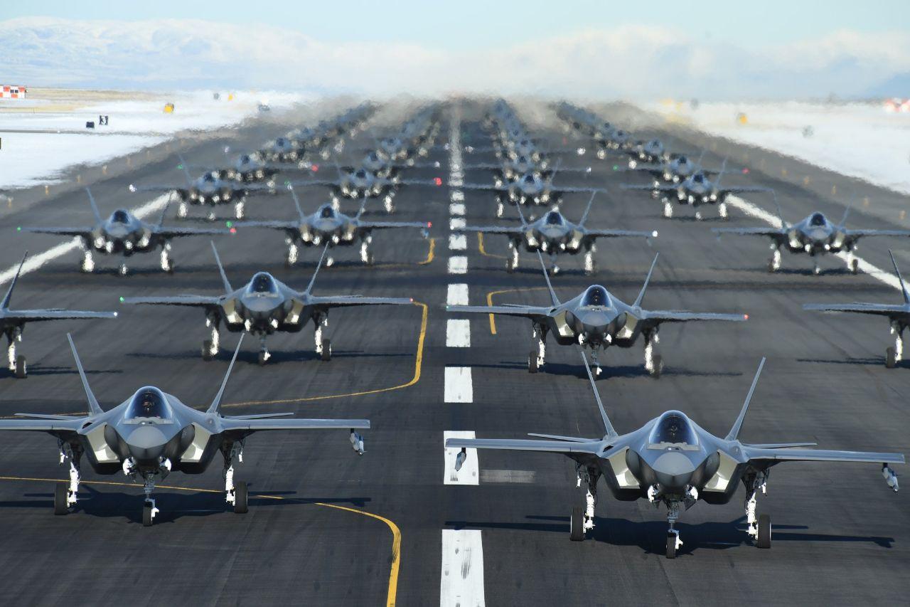 СМИ: "52 истребителя F-35A Lightning II готовы в любой момент ударить по Ирану"