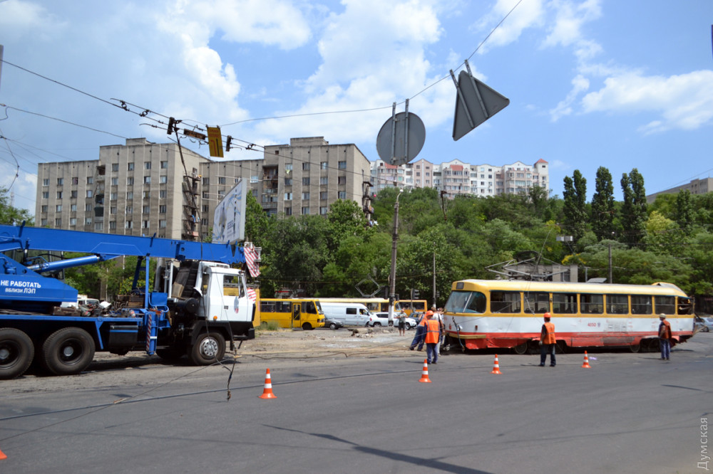 Снес все на своем пути: в Одессе неисправный трамвай слетел со спуска