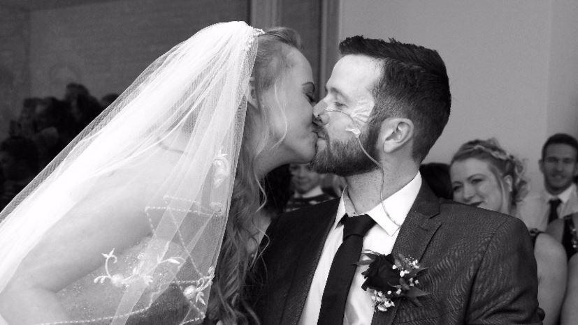 "Я должен успеть жениться на любимой", - 27-летний парень обвенчался со своей невестой в хосписе за два дня до смерти – кадры