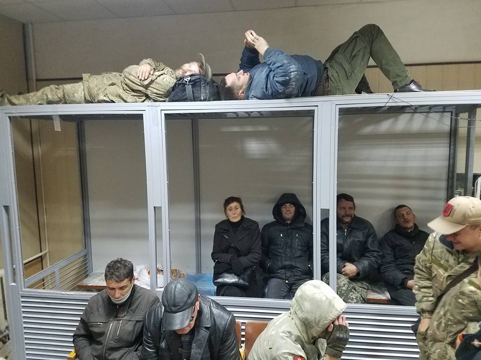 Газ, гранаты и бойня со спецназом: в Киеве сторонники Кохановского устроили погром в суде - кадры