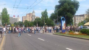 ​В Донецке снова митинг: жители требуют Захарченко, вооруженные боевики блокируют вход в здание