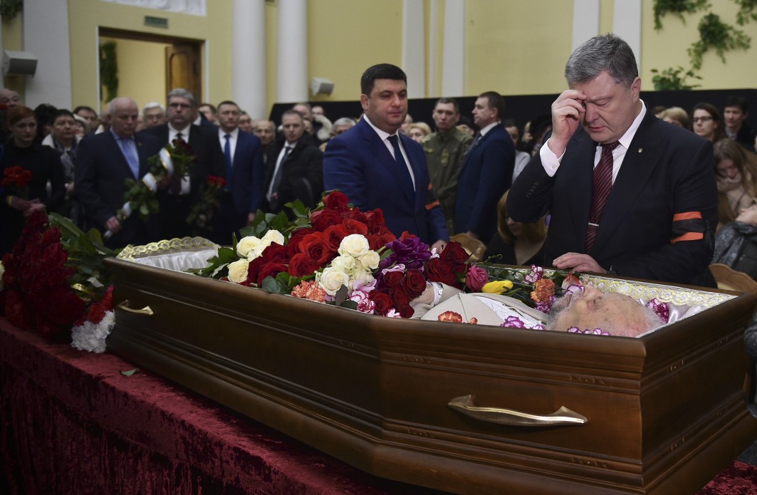 "Он был моим учителем и великим гражданином", - Петр Порошенко скорбел на похоронах Мирослава Поповича