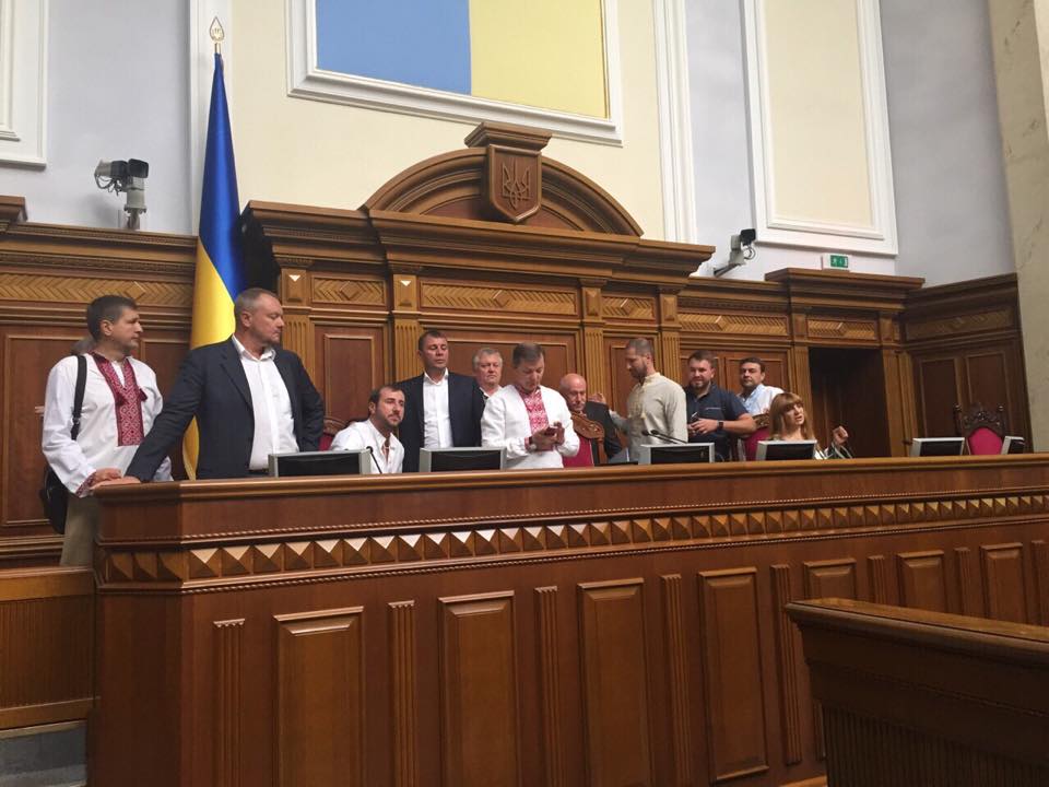 ​Партия Ляшко блокировала президиум Верховной Рады