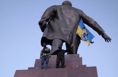 Украинские журналисты: Когда вы валите одного Ленина, в Украине откалывается еще одна область