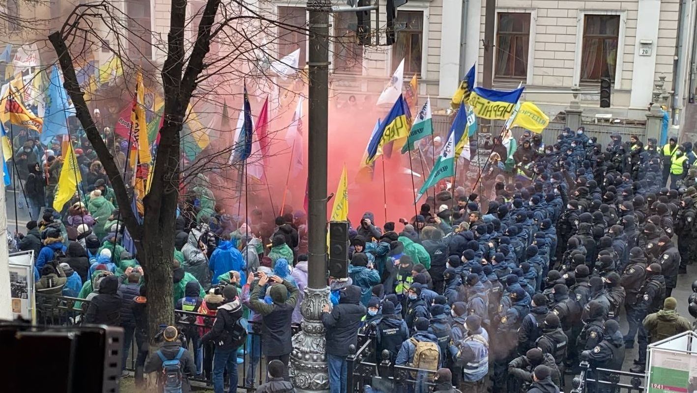 "Горячее" видео из Киева, где под Радой идут столкновения митингующих с полицией