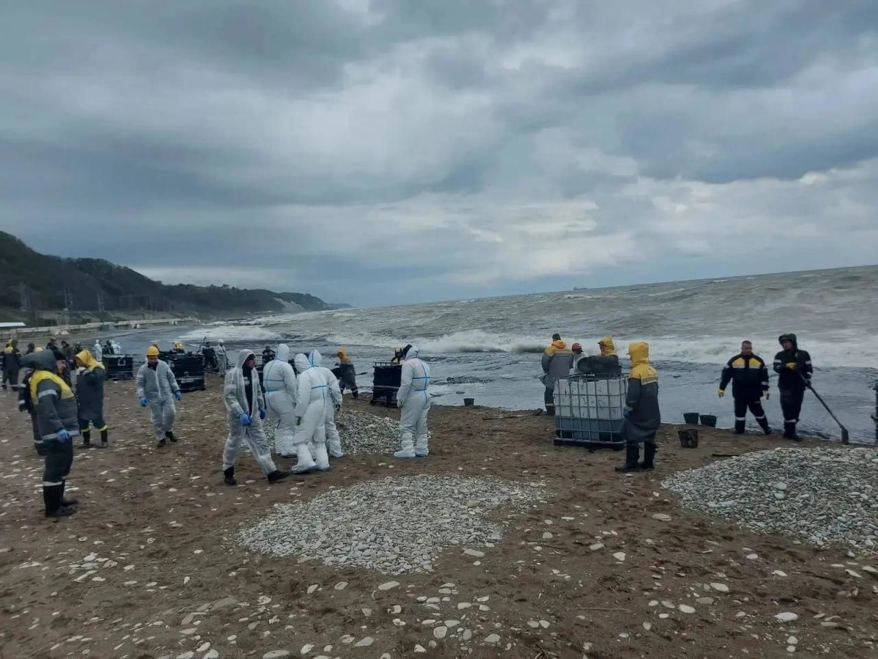 В Туапсе "кошмар" после повторного разлива нефти в Черное море: респираторов нет, жутко воняет 