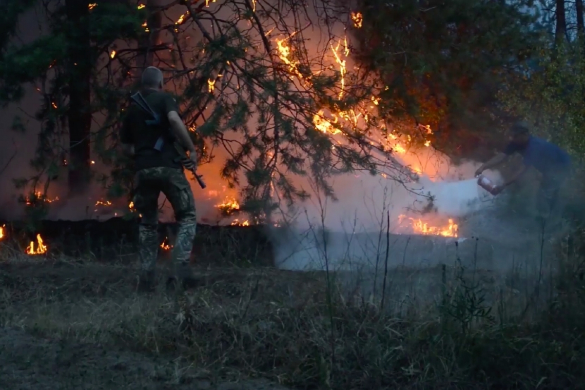 ​Пожар на Луганщине: видео, как военные ООС вместе с пожарными пытаются сдержать распространение огня