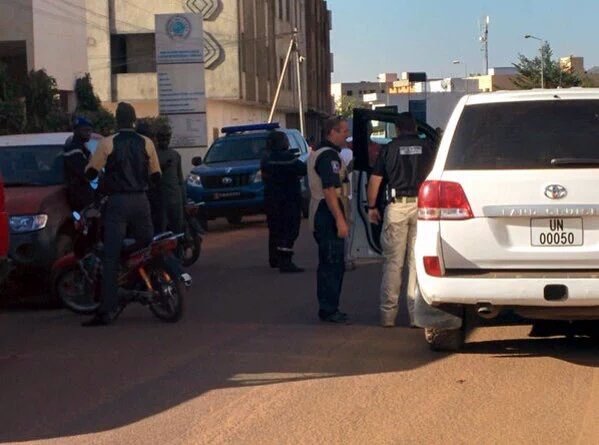 ​Эксклюзивные кадры из захваченного отеля “Raddison Blu” в Мали