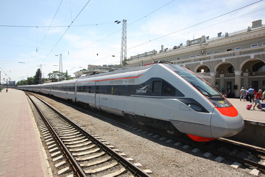 Поезд снес машину с двумя детьми на скорости 115 км/ч: подробности смертельного ДТП в Одессе - СМИ