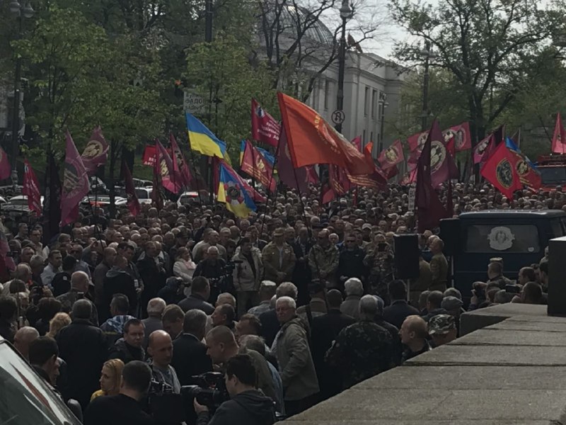 Пенсионеры ВСУ и МВД перекрыли улицы в Киеве и пошли штурмом на Кабмин: подробности громкой акции протеста в самом центре Киева - кадры