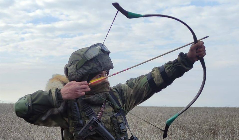 Новый вид солдата армии РФ с луком и стрелами показали в Сети: "Автомат видит в первый раз"