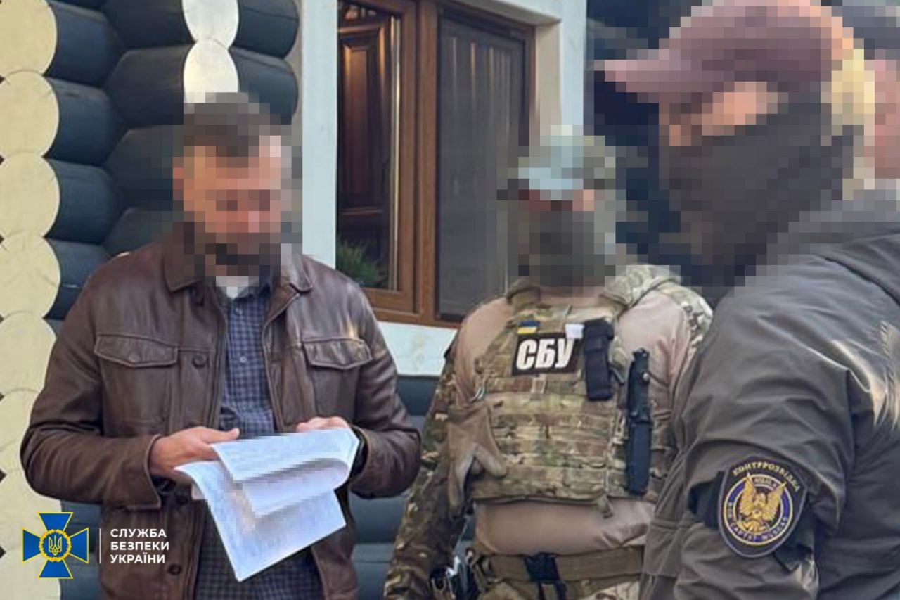 СБУ задержала чиновника МИД, который помогал россиянам получать украинские паспорта
