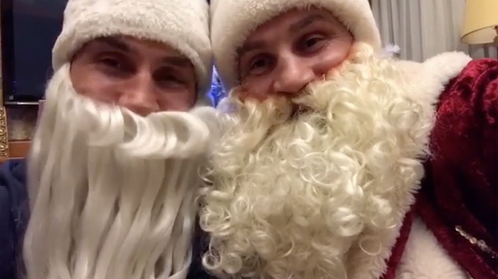 Братья Кличко в костюмах Санты поздравили поклонников с наступающими новогодними праздниками - кадры