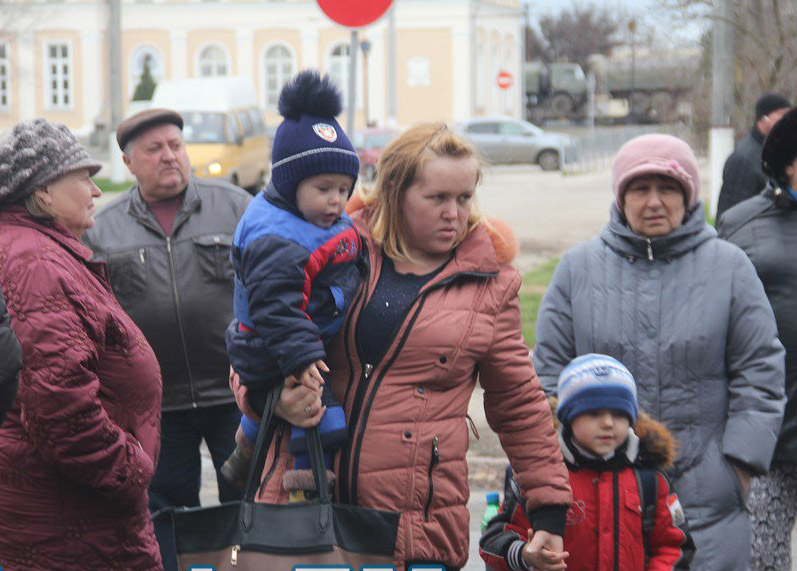 Десять дней без света: керчане перекрыли дорогу в знак протеста