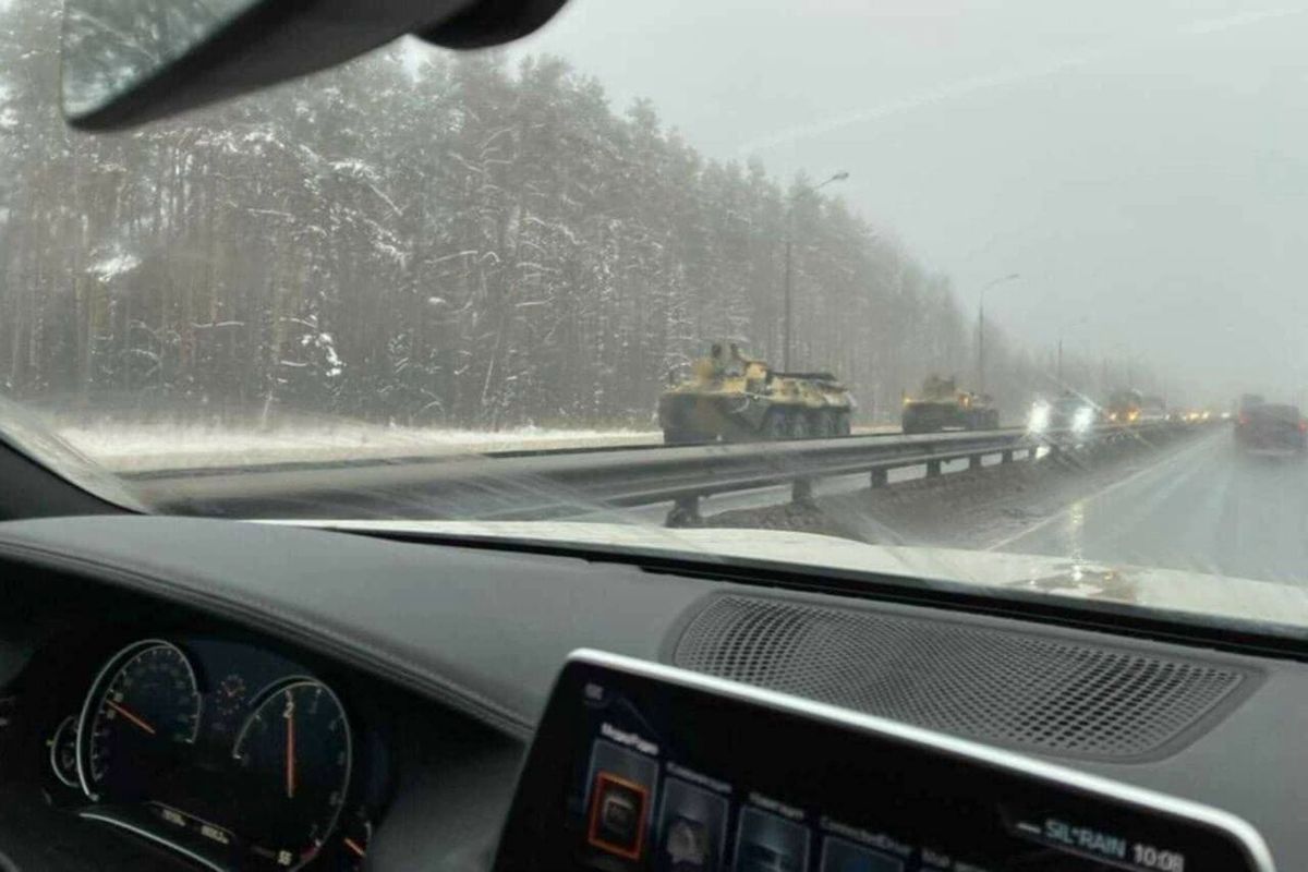 Кремль стягивает военную технику в центры Москвы и Петербурга - власть готовится к "террору", кадры