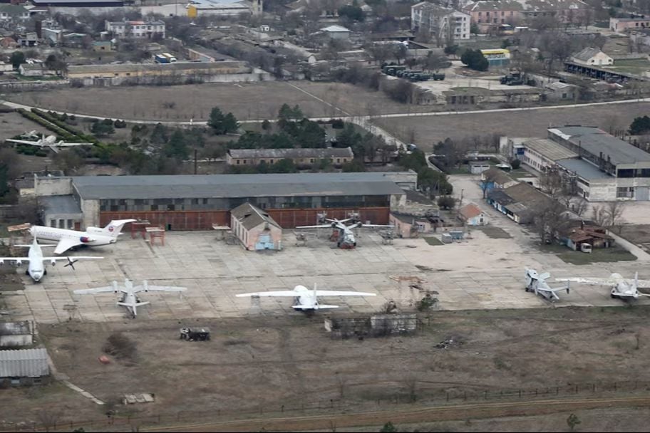 ​В РФ слили кадры: Украина разнесла авиазавод в оккупированной Евпатории, два цеха в руинах