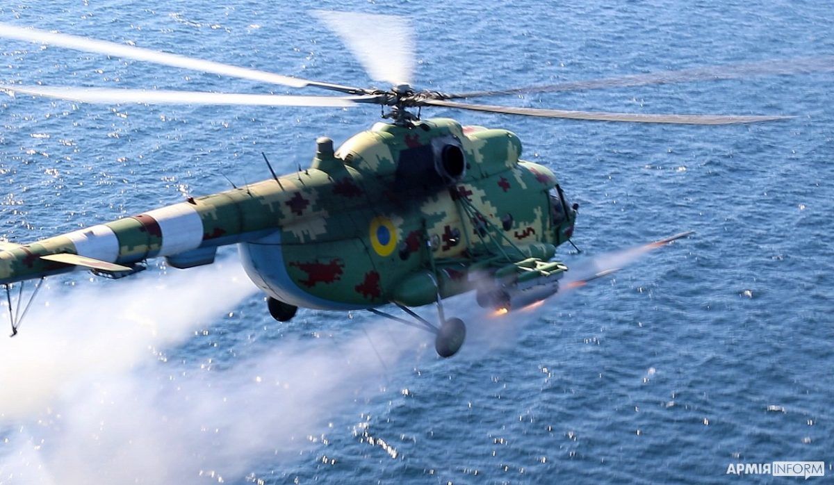 Два украинских вертолета ликвидировали цели в Черном море – кадры удара