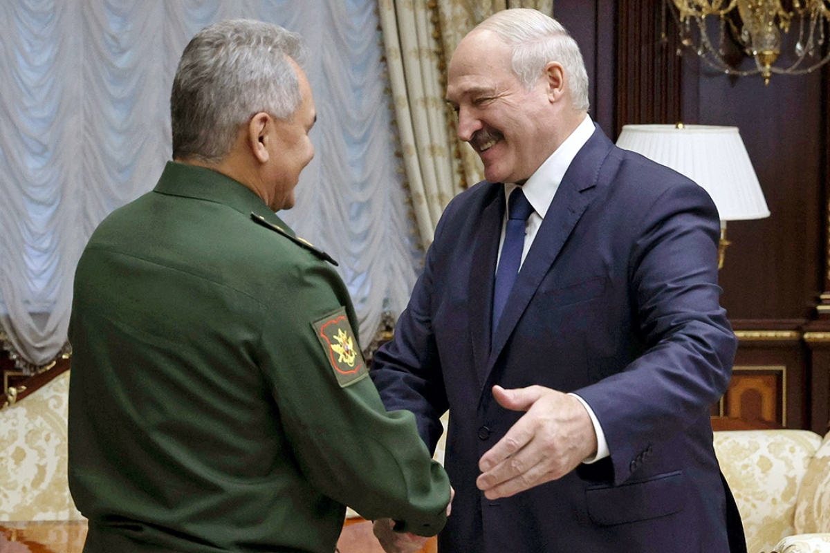 Эйдман озвучил скрытую цель визита Шойгу в Минск: "Путин и Лукашенко договорились"