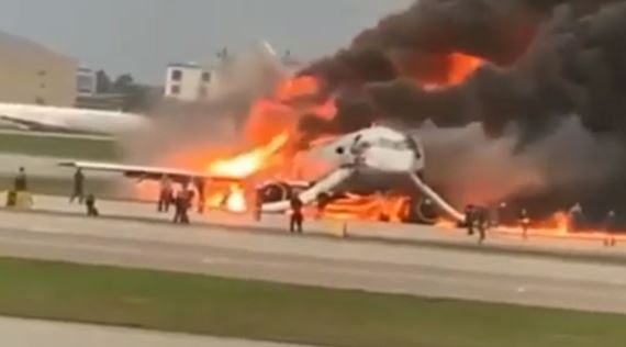 Смерть пассажиров Superjet-100 в Шереметьево: новое видео, как раненые выпрыгивают из горящего самолета, - кадры