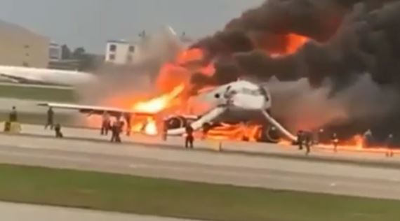 Смерть пассажиров Superjet-100 в Шереметьево: новое видео, как раненые выпрыгивают из горящего самолета, - кадры