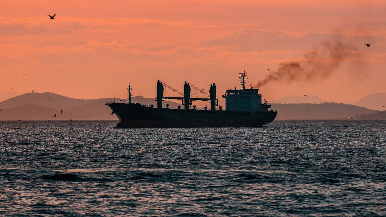 Система обхода санкций рушится: компании, торгующие российской нефтью, объявили войну друг другу 
